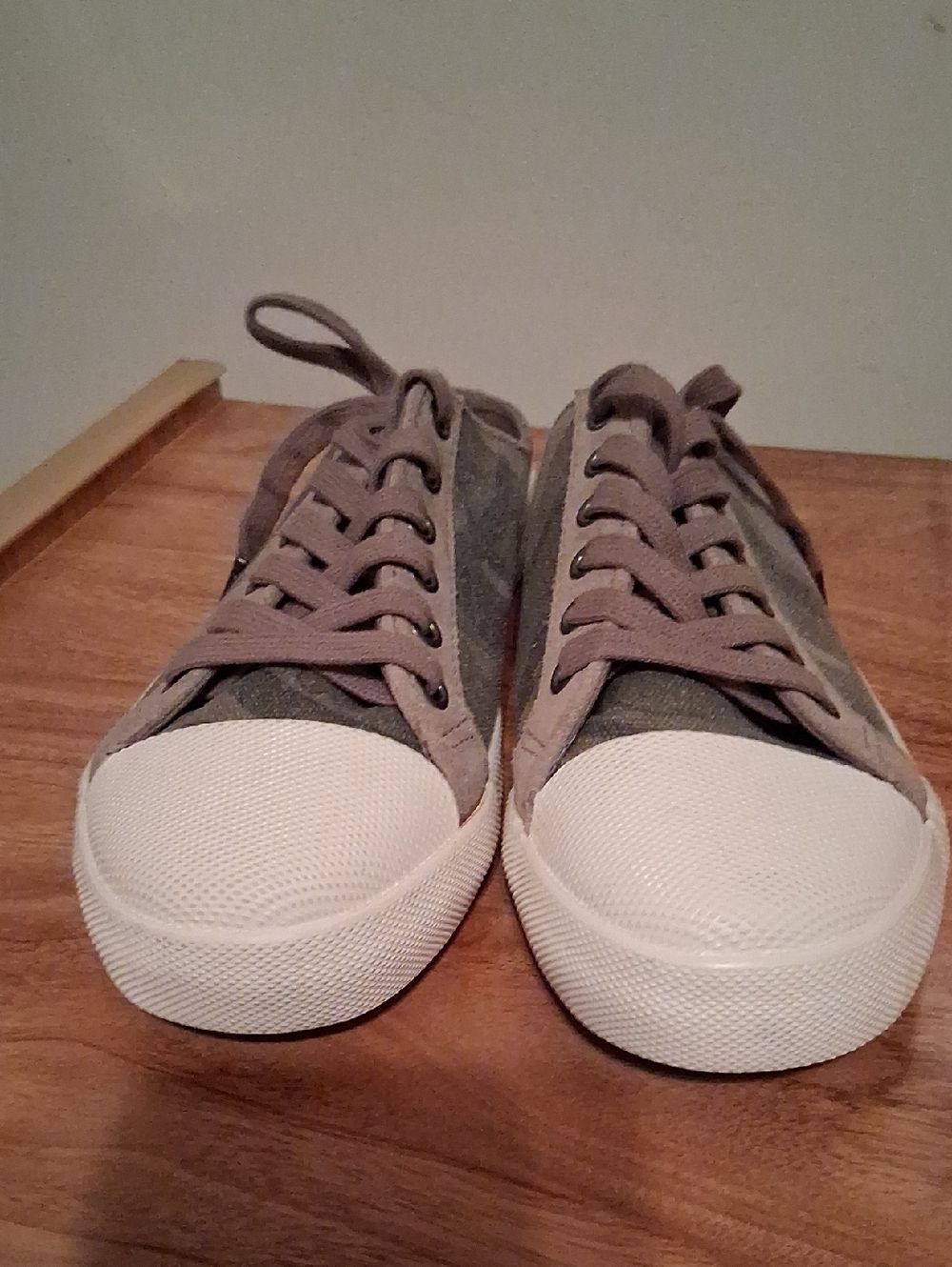Splendid Gray Canvas Low-Top Sneakers with White Toe Cap